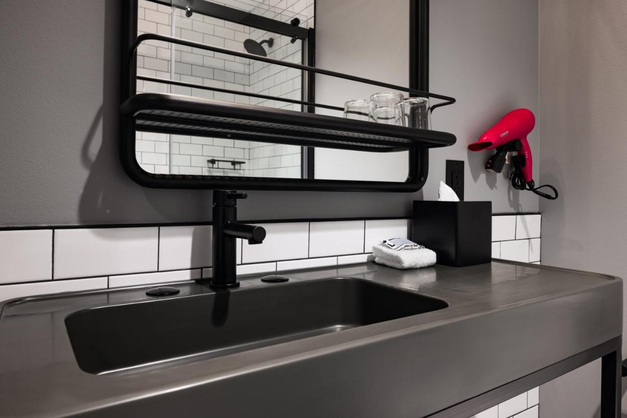 Moxy Omaha Downtown Hotel Bagian luar foto