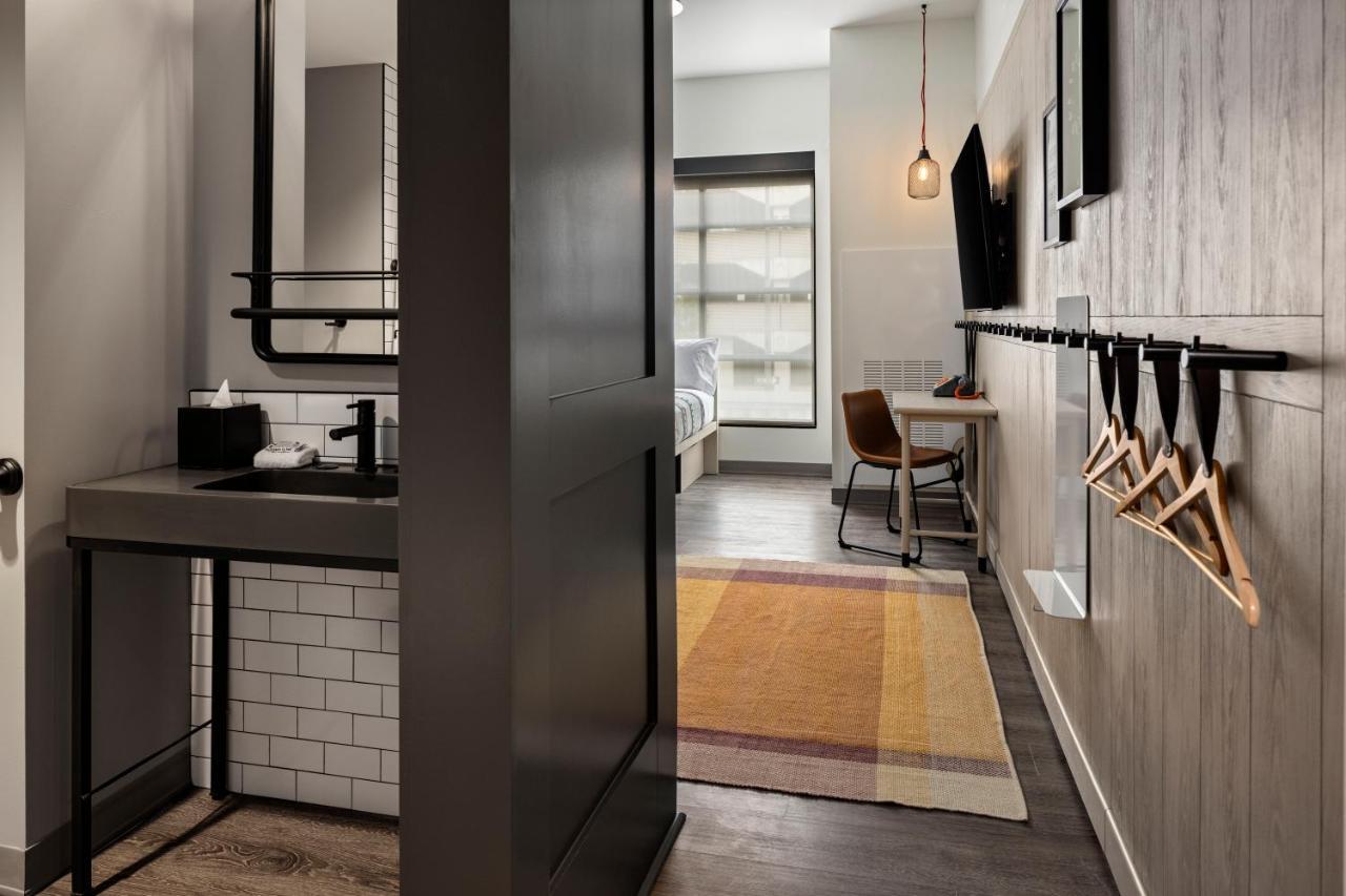 Moxy Omaha Downtown Hotel Bagian luar foto