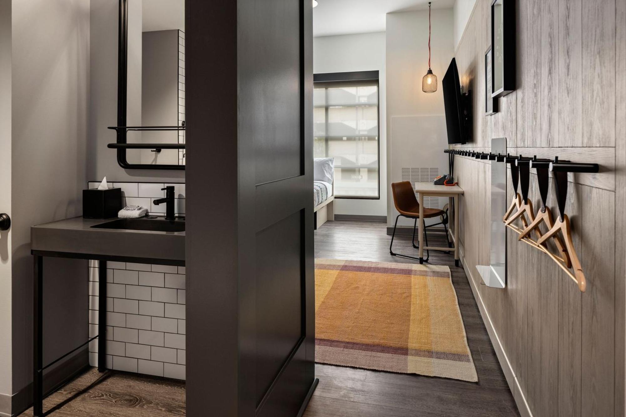 Moxy Omaha Downtown Hotel Bagian luar foto