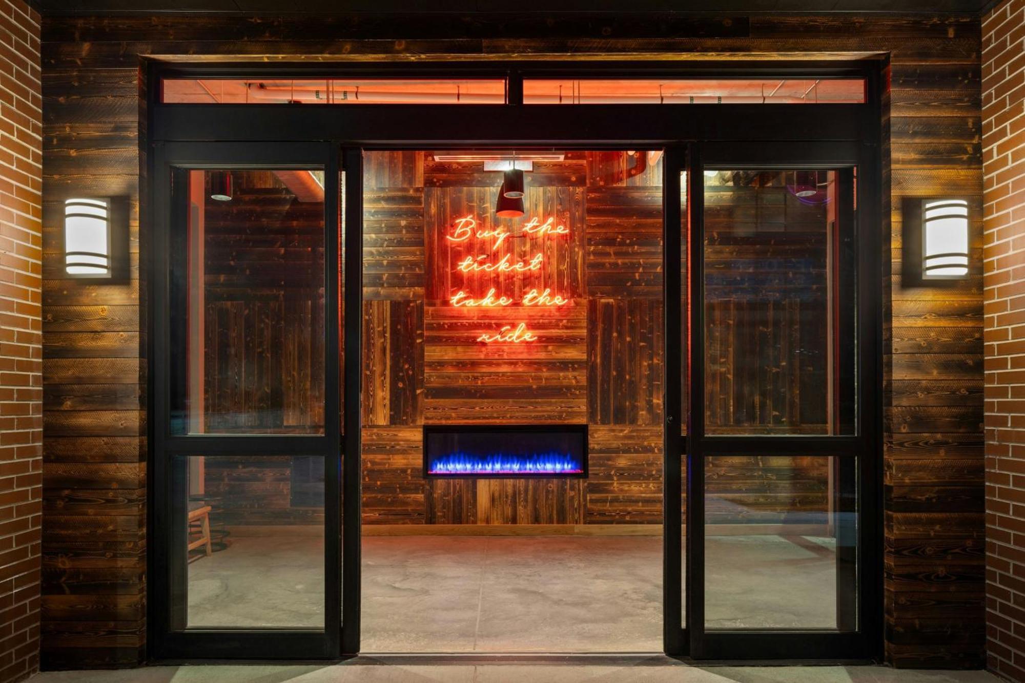 Moxy Omaha Downtown Hotel Bagian luar foto